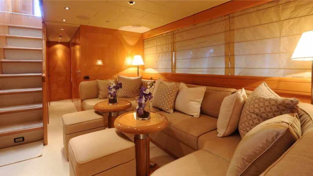 Large lounge saloon